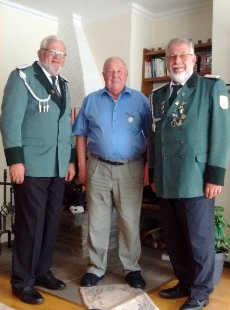 Hans-Jochen Baudach und Ernst Potthoff überreichten den Orden für 65-jährige Mitgliedschaft an Gerd Ommerborn.