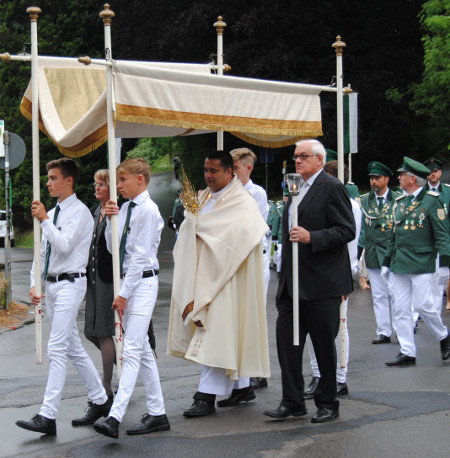 Pater Robert Rego bei der Prozession am Sonntag.