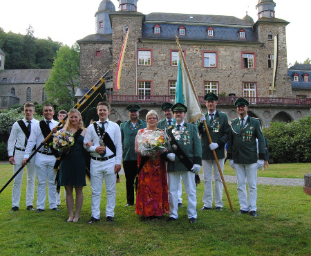 Die neuen Majestäten im Schlosshof von Gimborn