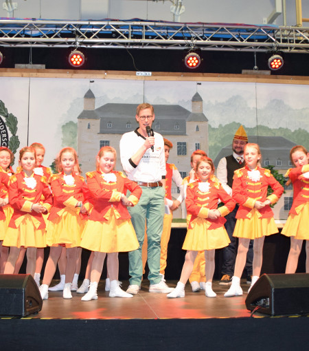Die Dancing Kids des Ründerother Karnevalsvereins und der Conferencier des Abends Sebastian Heimes
