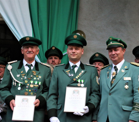 Paul Heide und Jan Potthoff wurden am Sonntag Abend vom Oberbergischen Schützenbund mit der Ehrennadel in Bronze ausgezeichnet.