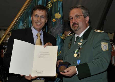 Peter Biesenbach, MdL überreichte der Bruderschaft die Ehrenplakette des Landes Nordrhein-Westfalen.