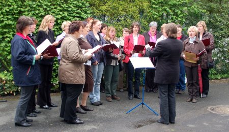 Neben dem Kirchenchor brachte auch der Frauenchor ein Ständchen zum Geburtstag.