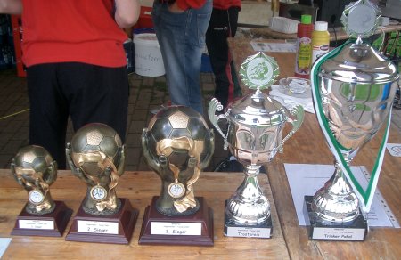 Um diese Pokale wurde beim Turnier gekämpft.