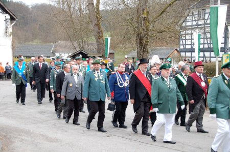 ... marschierten die Schützen zum Gottesdienst.