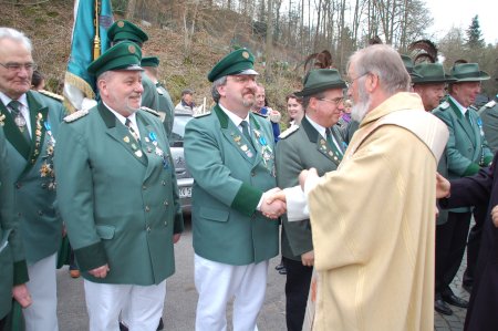 Pater Bergers gratuliert Stefan Meisenberg