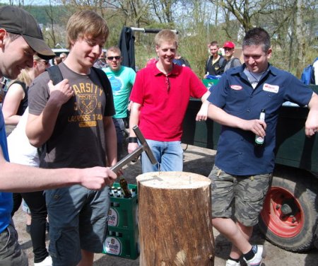 Am Nagelbalken mussten die Jungschützen ihre "Schlagfertigkeit" beweisen.