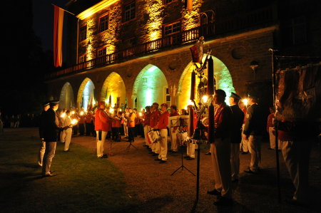 Tambour-Korps Kleineichen vor Schloss Gimborn