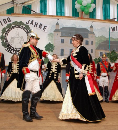 Das Königspaar Timo und Elfrun Fuchs mit dem "Eröffnungstanz" zum Jubiläumsfest