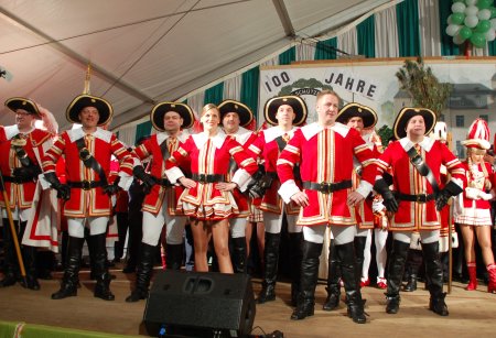 Die Schlossgarde aus Engelskirchen wurde begleitet ...