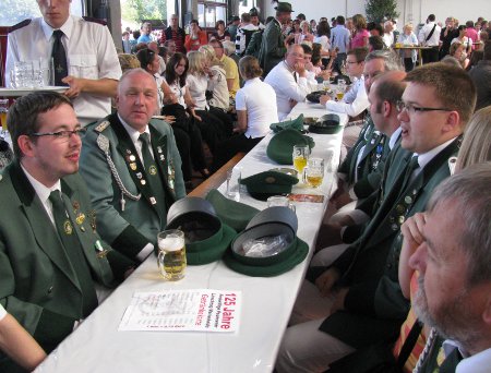 Eine Delegation unserer Bruderschaft mit Jung- und Altschützen nahm am Frühschoppen und am Festumzug teil.