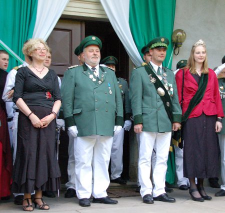 Das alte und das neue Königspaar während der Krönung im Schlosshof.