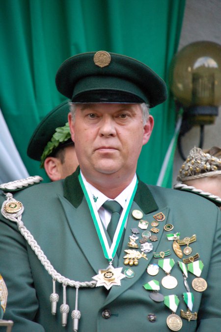 Jürgen Arnold wurde mit dem Orden am Bande des Oberbergischen Schützenbundes geehrt.