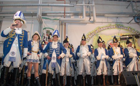 Die Altstadtfunken aus Opladen waren mit einer großen Truppe erschienen.