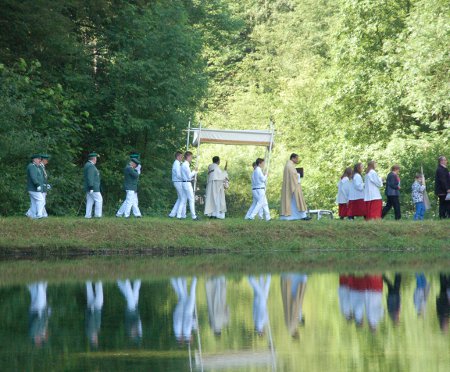 Die Teilnehmer der Prozession am Schlossteich.