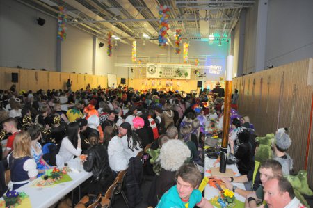 Bis auf den letzten Platz ausverkauft war die Turnhalle im Marienheide.