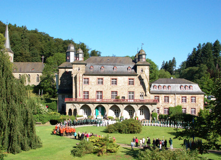 Die Schützen während der Prozession im Park von Schloss Gimborn