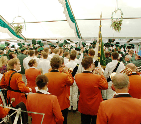 Die Schützen im Festzelt