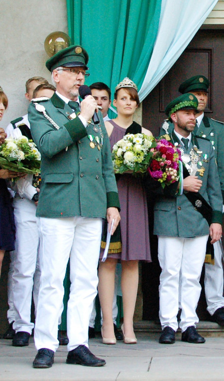 Der Vorsitzende der Bruderschaft Andreas Stötzel bei der Königskrönung