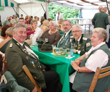 Schützen im Festzelt