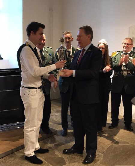 Landrat Jochen Hagt überreichte den Pokal an unseren Prinzen Maximilian Schorde.