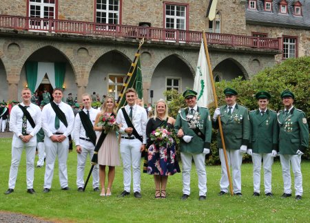 Die neuen Majestäten nach ihre Krönung im Hof von Schloss Gimborn