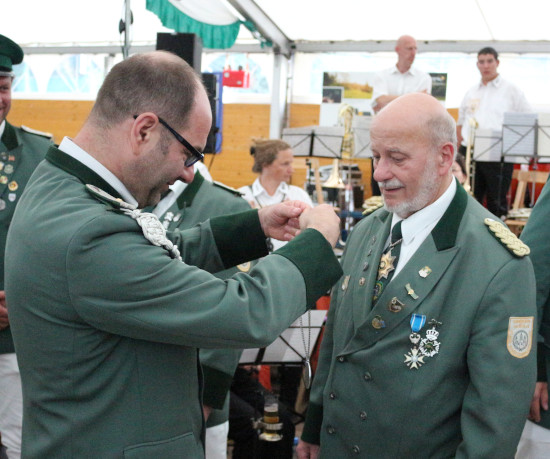 Ulrich Potthoff erhält den "Schwarzenberger Orden", die höchste Auszeichnung der Bruderschaft, aus den Händen seines Sohnes und Vorsitzenden der Bruderschaft Marc Potthoff.