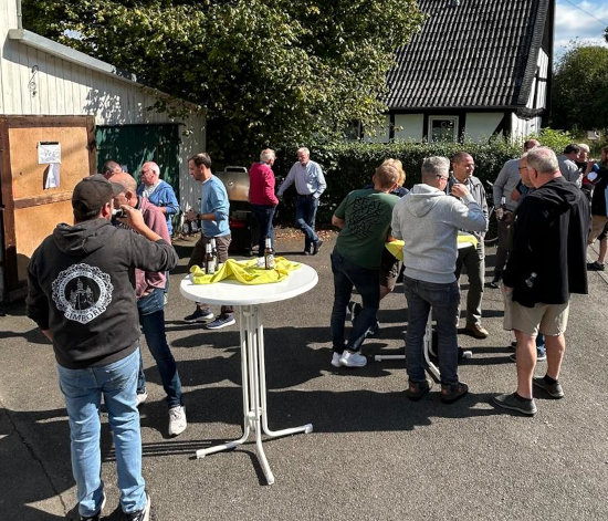 Bei bestem Wetter fand der erste Mitgliederfrühschoppen unserer Bruderschaft in Potthoffs Scheune in Jedinghagen statt.