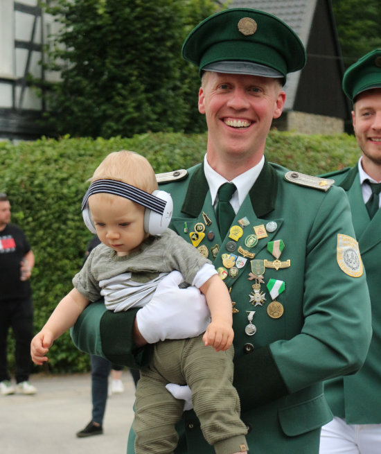 Schützen beim Antreten; Patrick Arnold