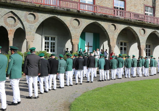 Schützen bei der Prozession im Schlosspark Gimborn