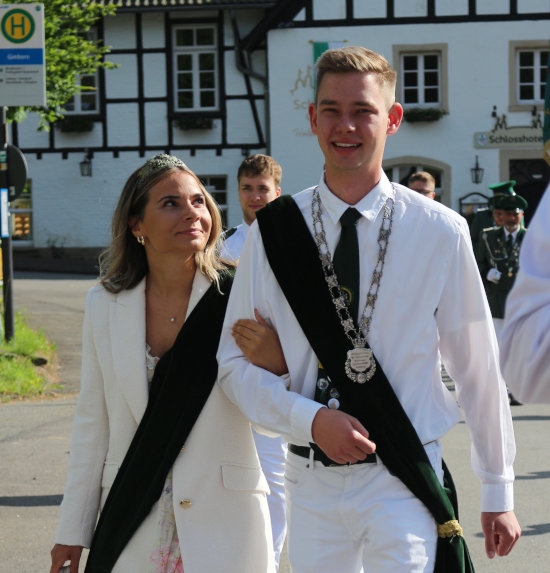 Schützen beim Antreten; Lukas Klein; Alina Shitnikov