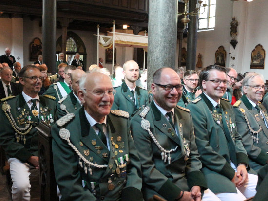 Schützen in der Kirche Gimborn