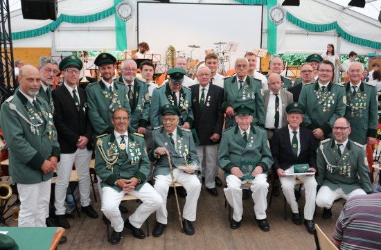 Die geehrten Schützen am Sonntag im Festzelt Gimborn