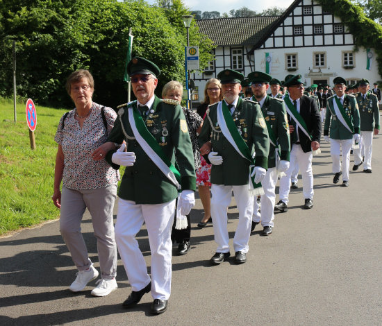 Schützen beim Antreten: Königshof Gimborn