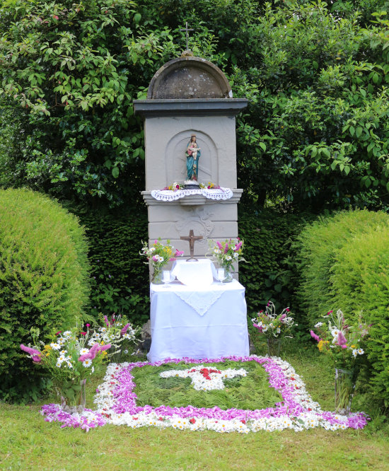 Prozession; Fußfall; Altar