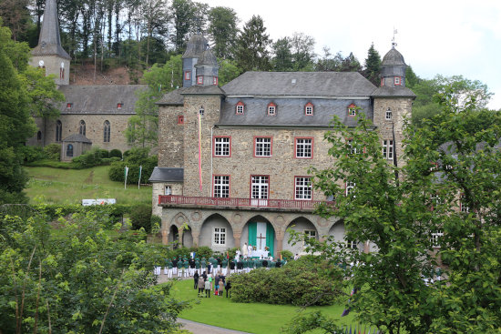 Schützen bei der Prozession im Schlosspark Gimborn