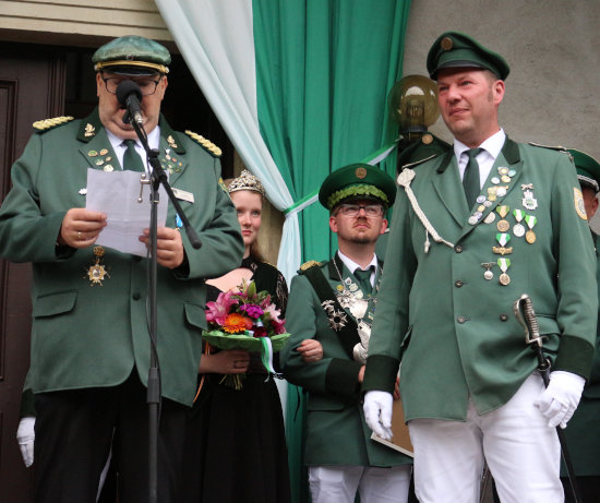 David Potthoff wurde durch den Präsidenten des Oberbergischen Schützenbundes Thomas Ufer mit der Ehrennadel in Bronze ausgezeichnet.