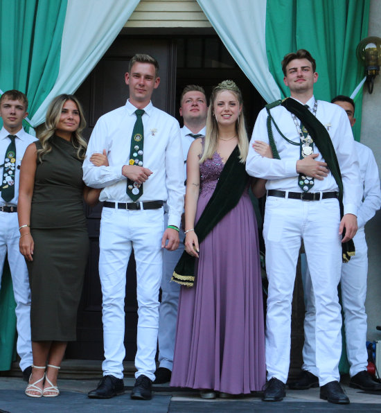 Das scheidende und das neue Prinzenpaar nach der Prinzenkrönung im Schlosshof am Samstagabend