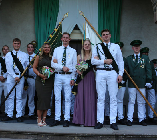 Altes und neues Prinzenpaar im Schlosshof