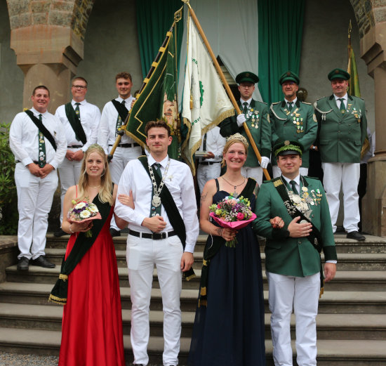 Die neuen Majestäten im Schlosshof