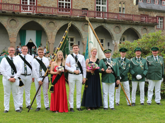 Die neuen Majestäten im Schlosshof: Das Königspaar Jan-Philipp Schorde und Anna Günther sowie das Prinzenpaar Felix Müller und Pia Zeh