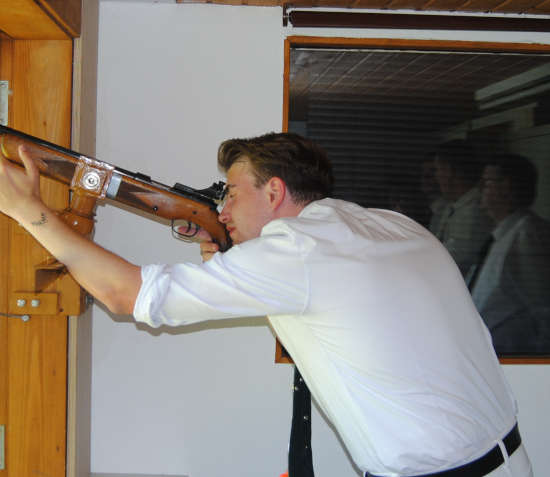 Felix Müller beim Schuss auf den Prinzenvogel
