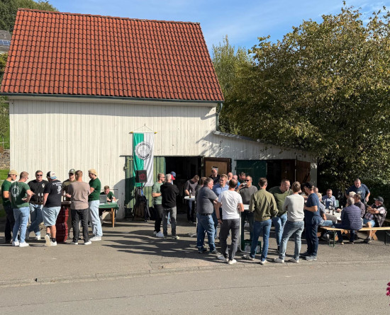 Bei bestem Wetter fand der dritte Mitgliederfrühschoppen in Potthoffs Scheune in Jedinghagen statt.