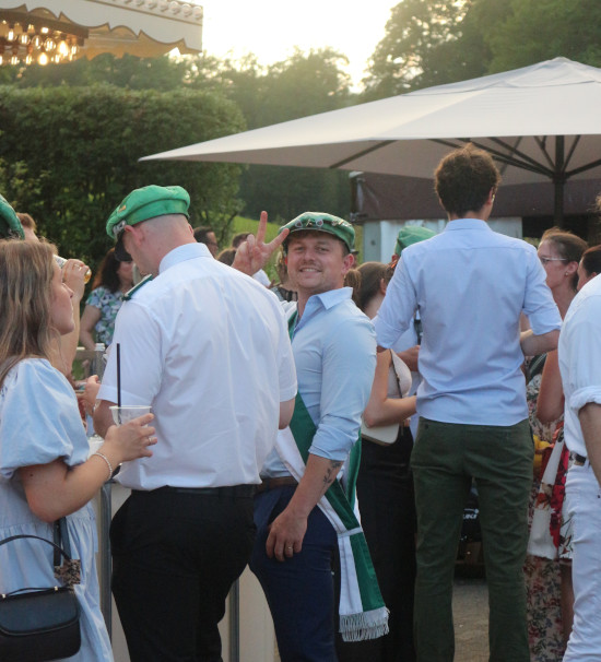 Publikum auf dem Festplatz