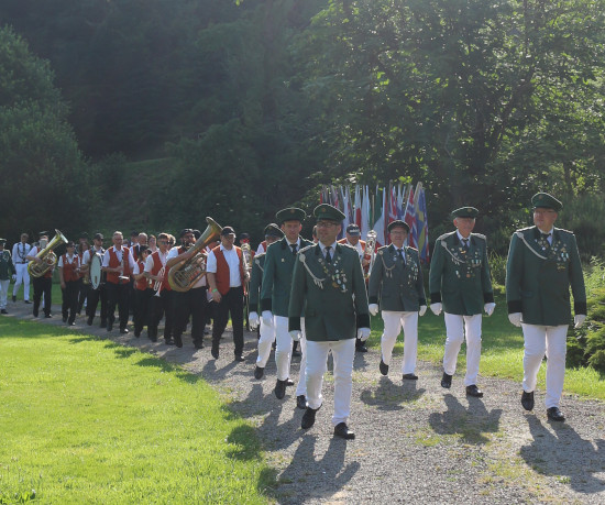 Schützen beim Antreten im Schlosshof