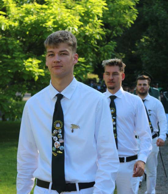 Jungschützen beim Antreten zum Kirchgang am Sonntag