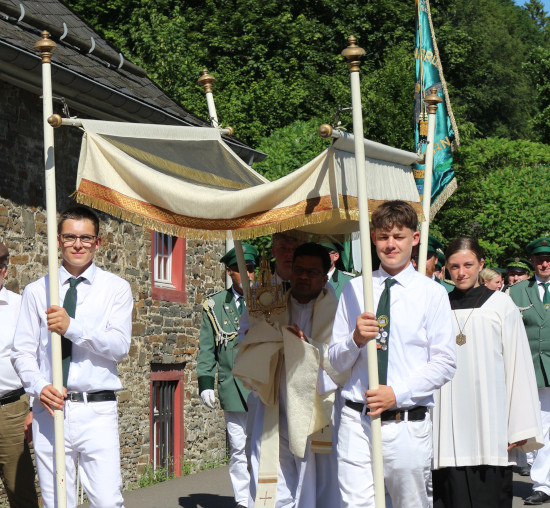 Pater Francis Antony bei der Prozession