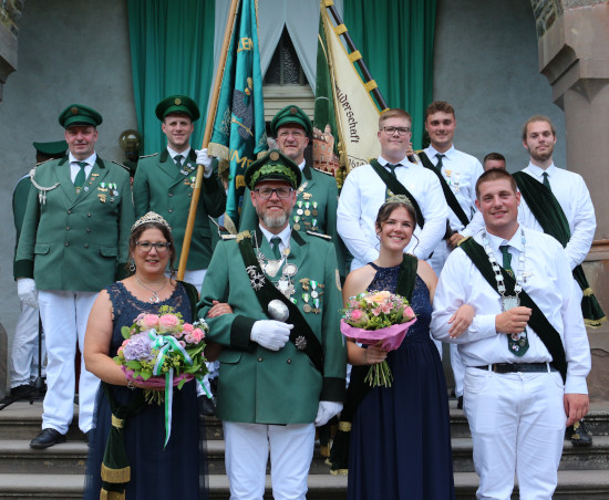 Die neuen Majestäten nach der Königskrönung im Schlosshof