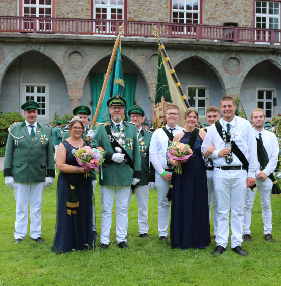 Die neuen Majestäten im Schlosshof in Gimborn: Das Königspaar Christian und Vanessa Schmidt sowie das Prinzenpaar Lennart Wiehe und Pia Manz
