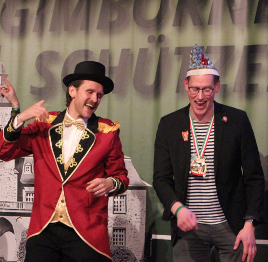 Conferencier Tim Heide holte direkt zum Beginn des Programms seinen Vorgänger und jetzigen Bürgermeister Sebastian Heimes zu einem Tanz auf die Bühne.